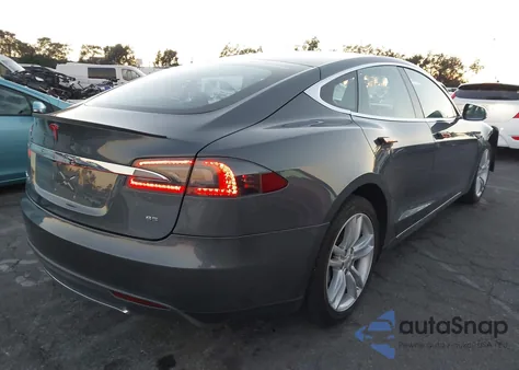 2013 Tesla Model S z USA, uszkodzony, nr VIN 5YJSA1CNXDFP27124